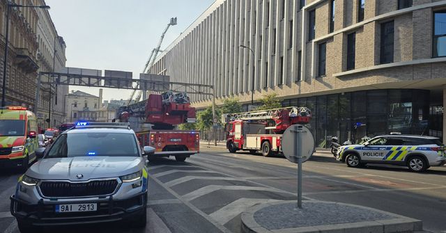 Střechu hotelu v centru Prahy zachvátil požár. Hosty museli evakuovat
