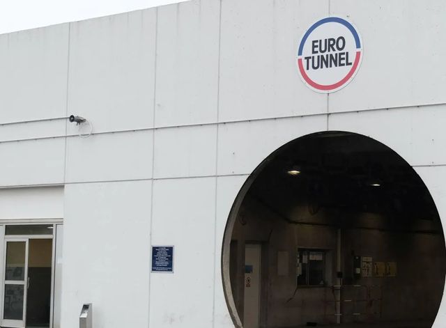 Eurostar sospende tutti i treni tra Londra, Parigi e Bruxelles per problemi nel tunnel della Manica