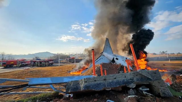 Fallecen al menos 85 personas en un accidente aéreo en Corea del Sur