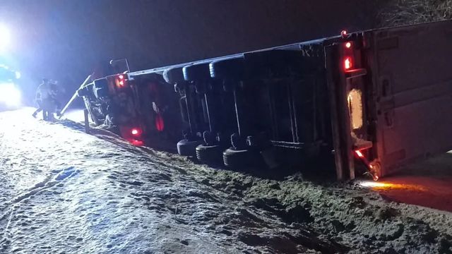 Sníh i dnes v Praze místy komplikuje dopravu, zpoždění mají některé autobusy