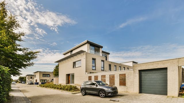 Мъж на 24 години е загинал, а други двама души са ранени при срутване на хале в София