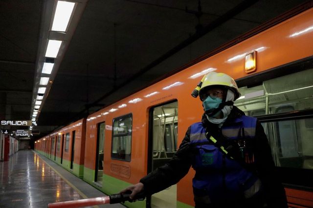 Metrou deraiat sâmbătă, cel puțin un mort și 16 răniți. Primele imagini