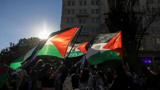 Protesta pro-Palestina a Washington, uomo cerca di darsi fuoco