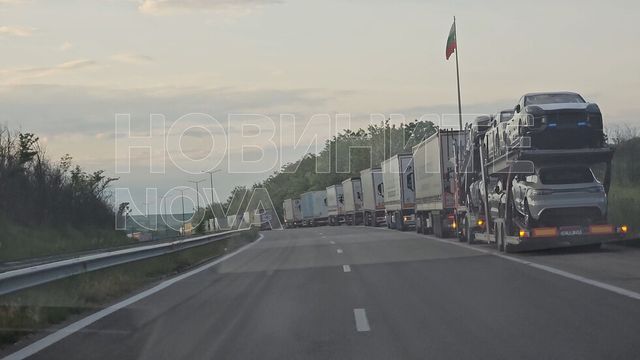 Колона от тирове затруднява движението на „Капитан Андреево“