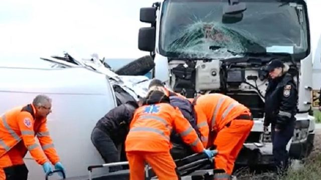 Accident grav la Edineț. Două persoane au ajuns la spital, după ce un camion cu cisternă s-a lovit frontal cu un microbuz