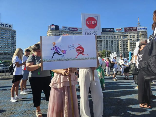 Proteste ale contabililor, economiștilor și antreprenorilor în Piața Victoriei din București