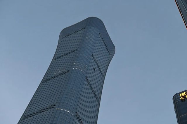Un avion de mici dimensiuni a lovit cea mai înaltă clădire din Beijing