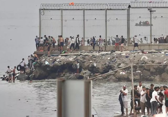 La Fiscalía de Tetuán procesa a 25 personas por organizar cruces clandestinos hacia Ceuta durante la avalancha