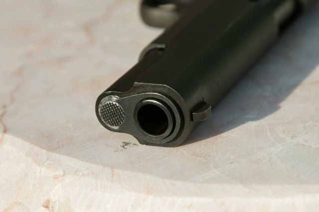 Bărbat găsit beat, cu un pistol la brâu, în apropierea unui complex rezidențial din Voluntari