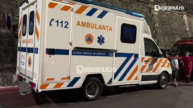 Ambulanță atacată cu topoarele la Cluj după ce într-un clip pe TikTok s-a afirmat că „fură copii”