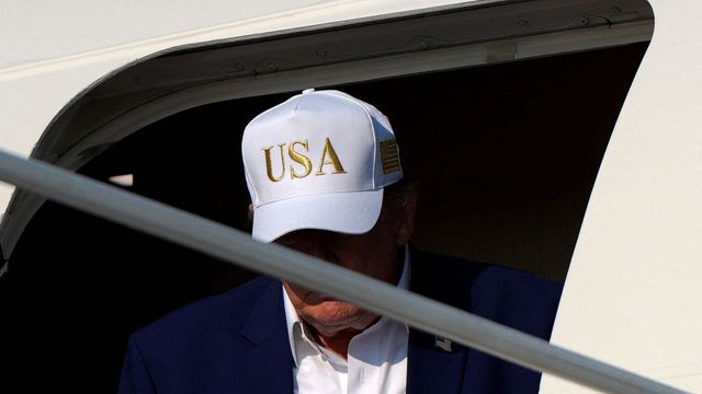 Trump se při odletu ze summitu NATO ukryl v kontejneru na jídlo