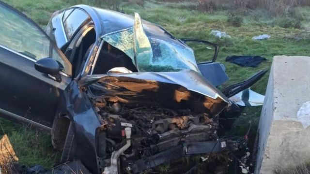 Șase răniți după ce o mașină a intrat într-un cap de pod în Constanța. Șoferul nu oprise la semnalele polițiștilor