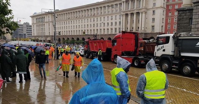 Протест на пътни строители блокира движението в центъра на София