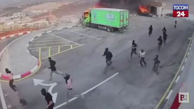 Coloni incendiano una moschea in Cisgiordania, minacce all'Idf