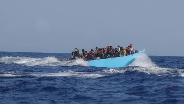 Po převrácení lodi u břehů Libye zahynulo či se pohřešuje nejméně 50 migrantů