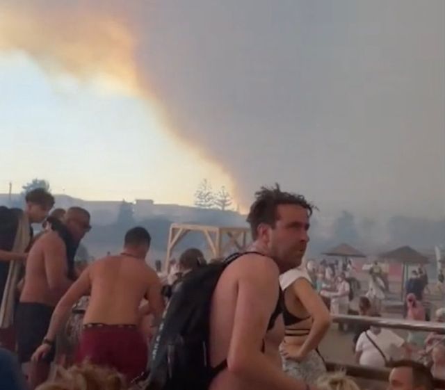 Grecia arde. Mii de turiști sunt evacuați de urgență din Rodos în timp ce incendiile au cuprins mare parte din insulă