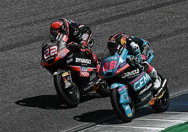 David Almansa se estrena en Moto3 con foto finish