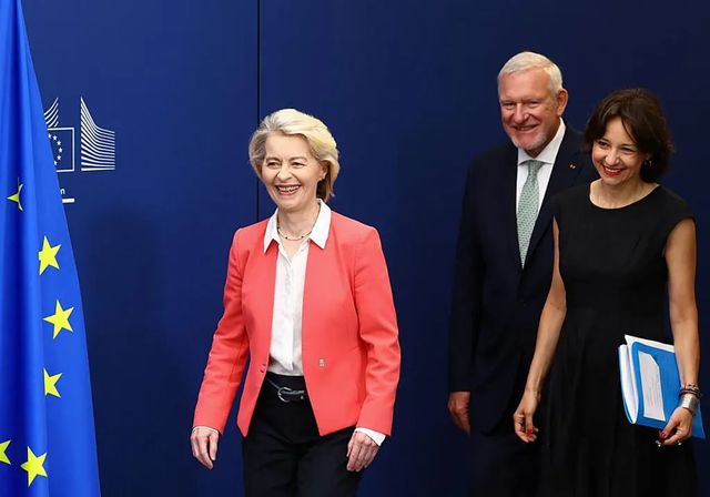 Von der Leyen pide considerar un «acceso gradual» por edades a las redes sociales