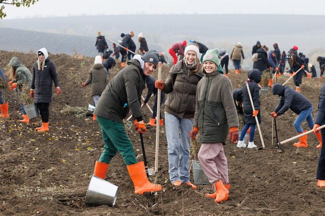 În premieră pentru Moldova, peste 1000 de angajați Orange au plantat o Pădure pentru viitor