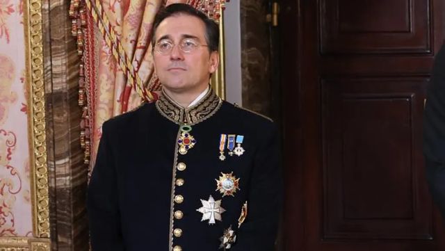 Albares explica en Instagram el origen de su uniforme diplomático