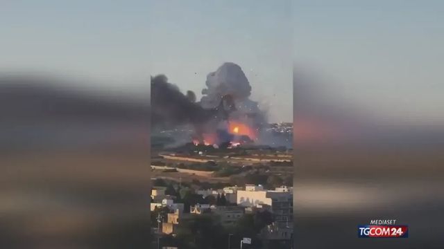 Malta, esplode fabbrica di fuochi d'artificio: la colonna di fumo sopra l'isola