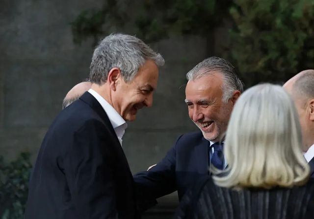 Torres pide regular los regalos a cargos públicos y compara las joyas de Zapatero con una caja de productos típicos