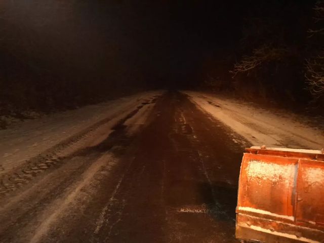 Drumarii au lucrat noaptea trecută la combaterea lunecușului