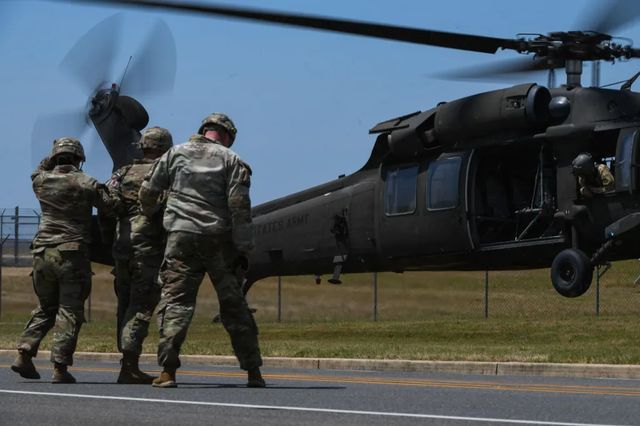 Mai multe persoane de la baza militară Andrews, unde Trump a fost miercuri, s-au îmbolnăvit după ce au primit un pachet suspect