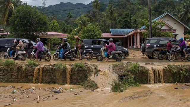 10 Dead, 10 Missing After Indonesia Floods, Landslide