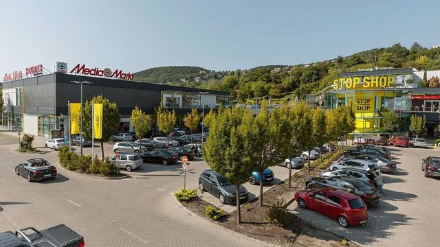 Egyre népszerűbbek Magyarországon a strip mallok, azaz a nyitott bevásárlóparkok