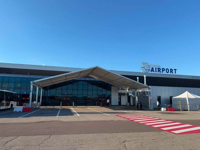 Experiență nouă la Aeroportul Chișinău – Check-in în terminal, așteptare la cort pentru pasageri