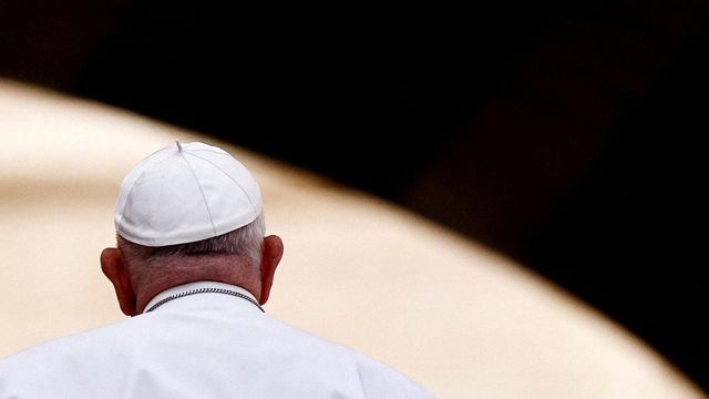 Il Papa ai cardinali, 'stretta sui conti, tagliate il superfluo'