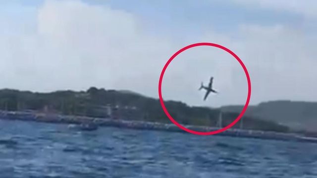 VIDEO Un pilot a murit în Franța după ce avionul său s-a prăbușit în mare în timpul unui spectacol aviatic