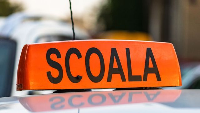 Accident produs de eleva unei școli de șoferi. Instructorul auto a ajuns la spital