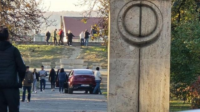 Incident în Parcul Central din Târgu Jiu: o femeie a intrat cu mașina printre operele lui Brâncuși și a parcat lângă Masa Tăcerii