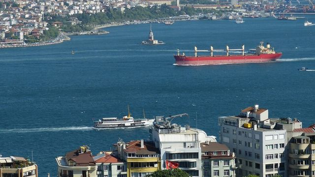 Кораб, пътуващ за Бургас, заседна в Босфора