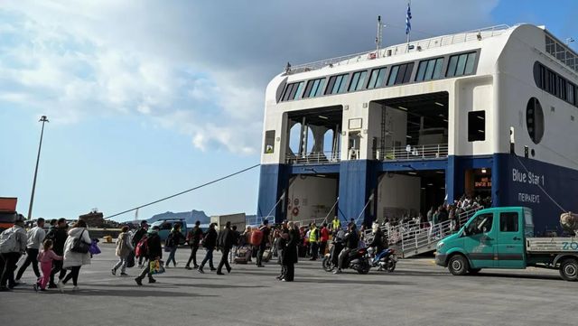 Grecia envía equipos de rescate y cierra los colegios de Santorini ante el temor a un gran terremoto