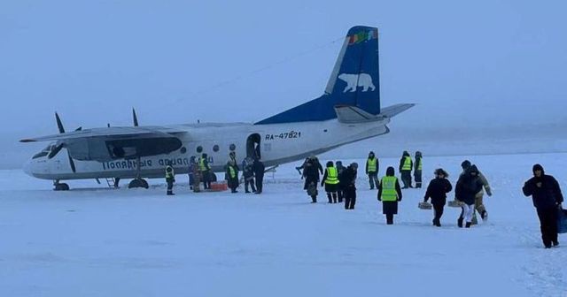 Un avion a aterizat din greșeală pe un râu înghețat din Rusia