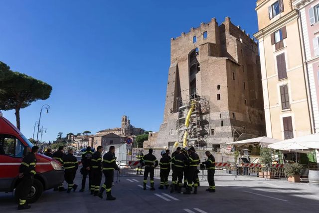Crollo Torre dei Conti, Gualtieri chiede un minuto di silenzio per Octav Stroici