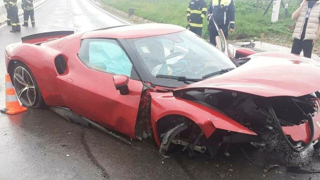 Un Ferrari s-a făcut zob între Turda și Cluj. Două persoane au ajuns la spital