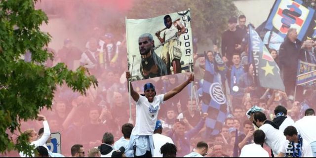 Scudetto Inter, lo striscione di Dumfries contro Theo Hernandez