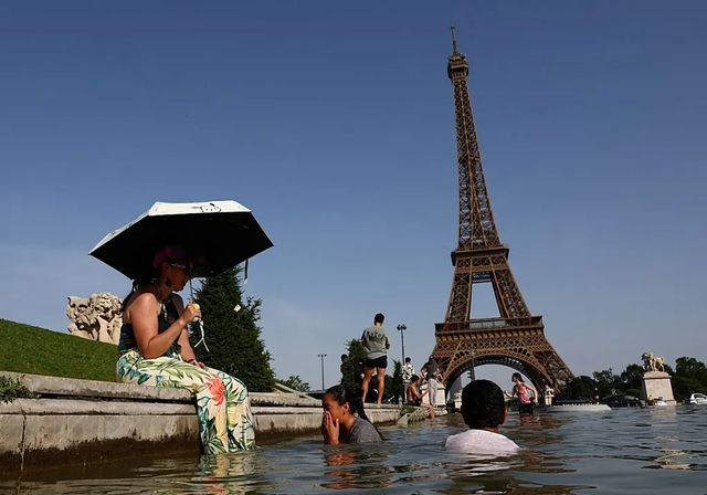 Francia registra al menos 40 ahogados en una ola de calor que lleva al país al límite