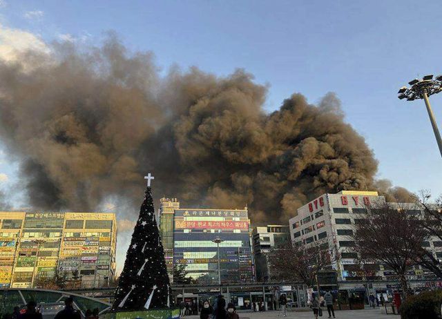 Corea del Sud, incendio in un edificio di otto piani: persone intrappolate tra le fiamme