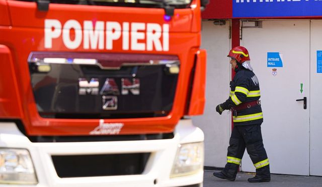 Patru mașini în flăcări într-o parcare din Ploiești