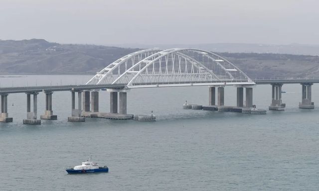 Ucraina amenință că va distruge podul de peste strâmtoarea Kerci, care leagă Rusia de Crimeea