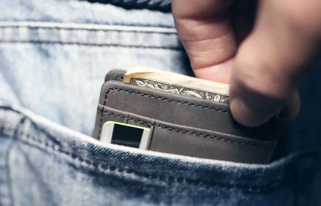 Opt ani de închisoare pentru un tânăr care a comis două jafuri în centrul capitalei