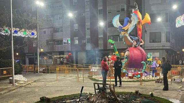 Cuatro heridos al caer entre el público el trueno de aviso de la cremà infantil de una falla