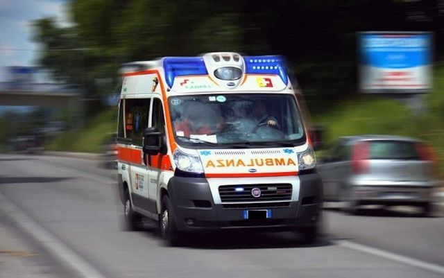 Due diciassettenni morti sbalzati dall'auto finita fuori strada