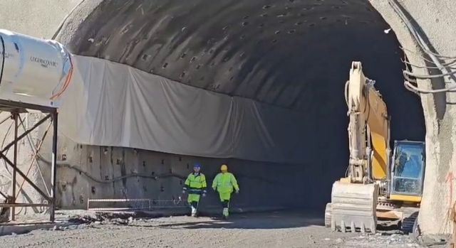 Lucrările pe secțiunea montană a autostrăzii Sibiu-Pitești continuă. Vremea nu a oprit forarea în versant