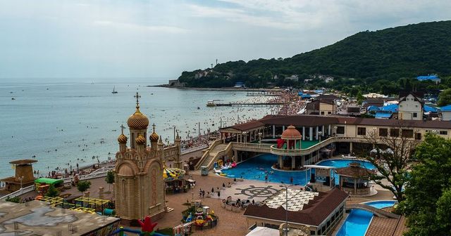 O dronă s-a prăbușit pe o plajă plină cu turiști de la Marea Neagră